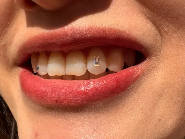 La misma sonrisa de lado, con el cristal rectangular en primer plano